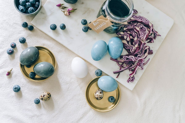 Rödkål, blåbär, morot och gurkmeja – så sätter du färg på påsken!